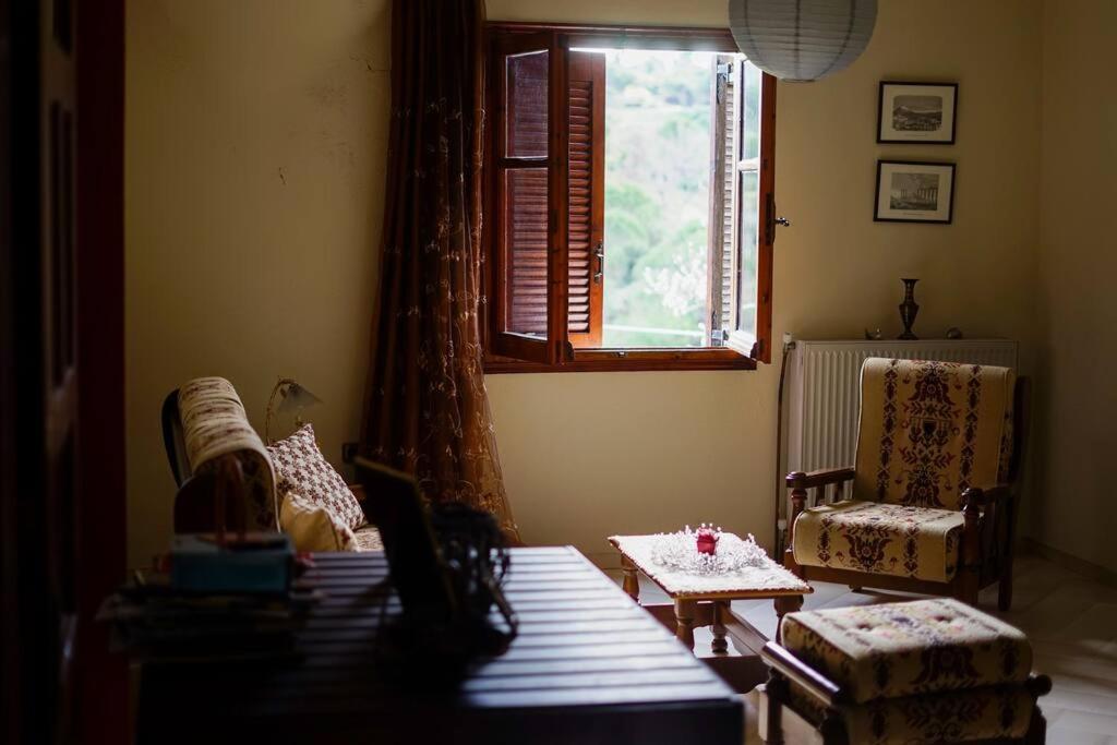 A seating area at Traditional cozy residence in Lafkos, Pelion