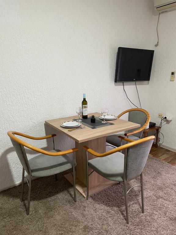 TV a/nebo společenská místnost v ubytování Apartman Tara Sombor