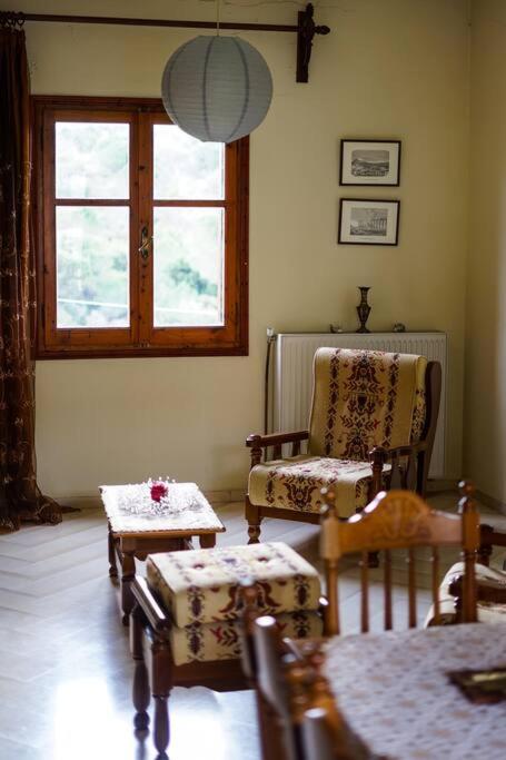 A seating area at Traditional cozy residence in Lafkos, Pelion