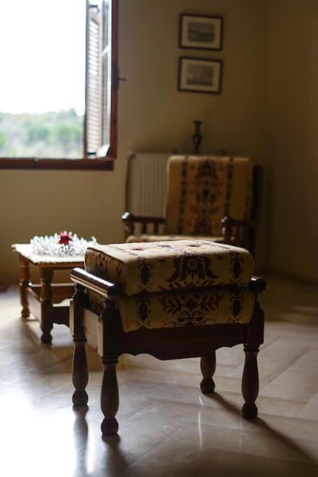 A seating area at Traditional cozy residence in Lafkos, Pelion