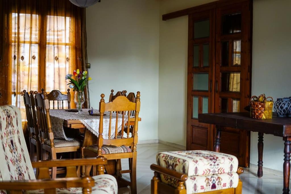 A seating area at Traditional cozy residence in Lafkos, Pelion