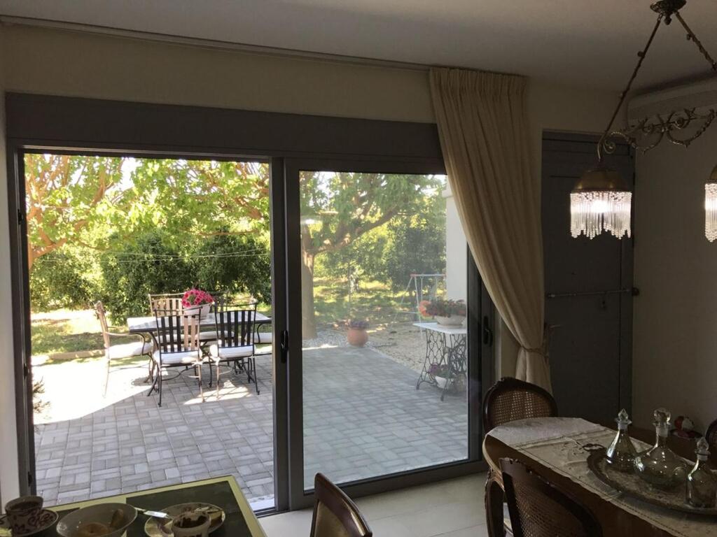 Fotografia z galérie ubytovania Villa apartment with private garden near the beach v destinácii Dhrepanon