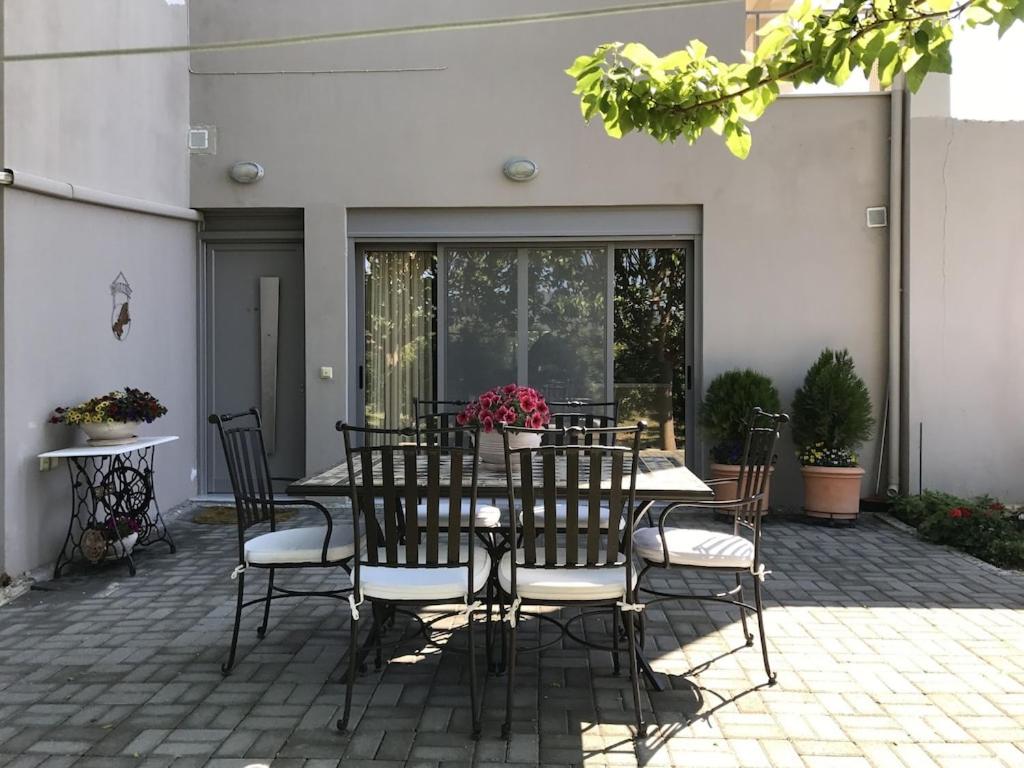 Fotografia z galérie ubytovania Villa apartment with private garden near the beach v destinácii Dhrepanon