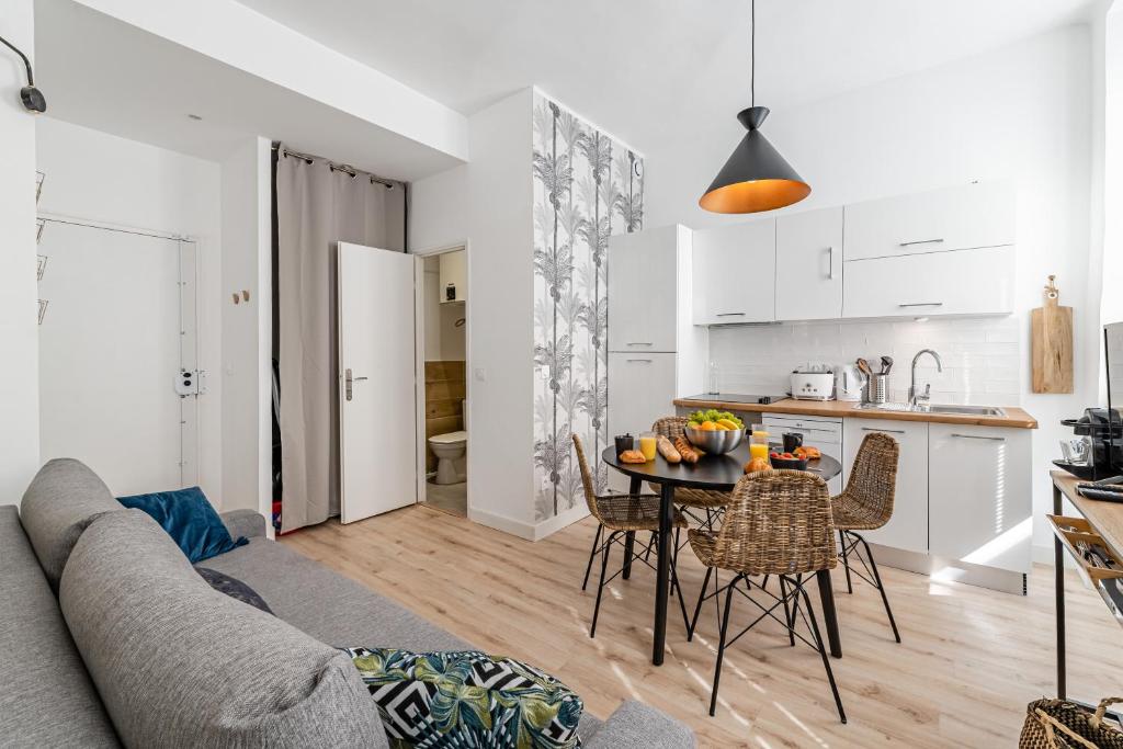 a living room and kitchen with a table and chairs at HOME: Les richesses de Marseille à vos pieds! in Marseille