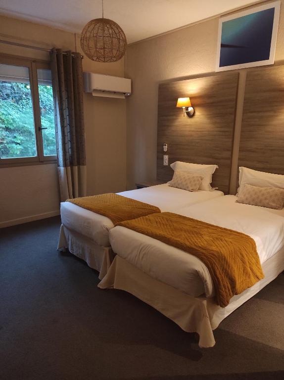 Ένα ή περισσότερα κρεβάτια σε δωμάτιο στο Hôtel Calavita Rooftop & Spa