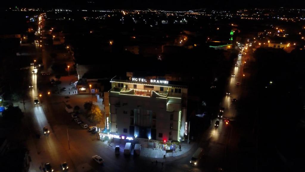 um edifício com luzes numa cidade à noite em hotel brahimi batna em Batna