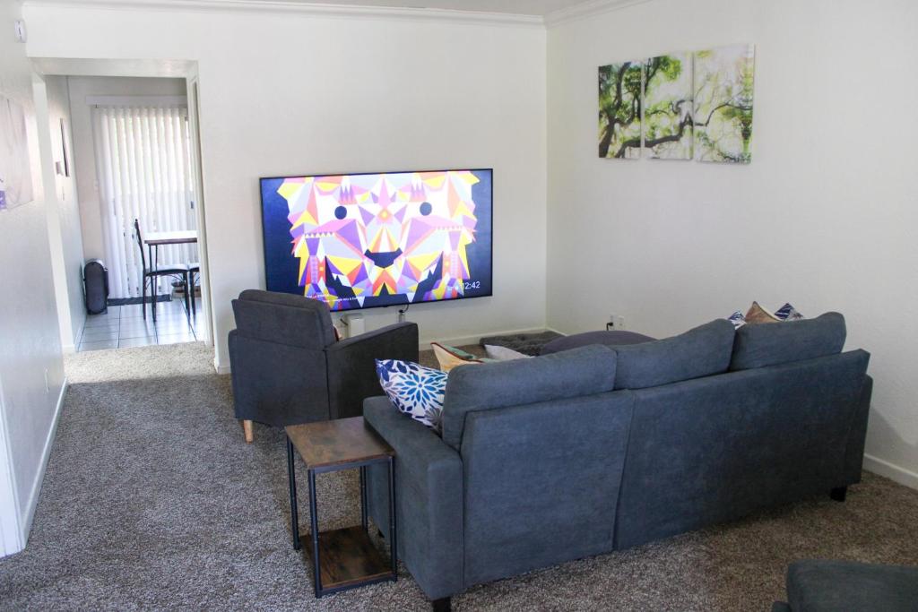 Cozy close to everything shared space!!! - Housity