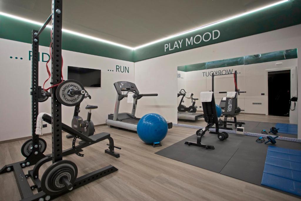 Fitness centrum a/nebo fitness zařízení v ubytování Moody smart & comfy Hotel