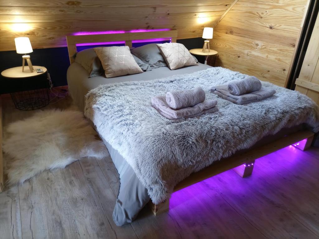 מיטה או מיטות בחדר ב-Gîte l'estive du Clozel