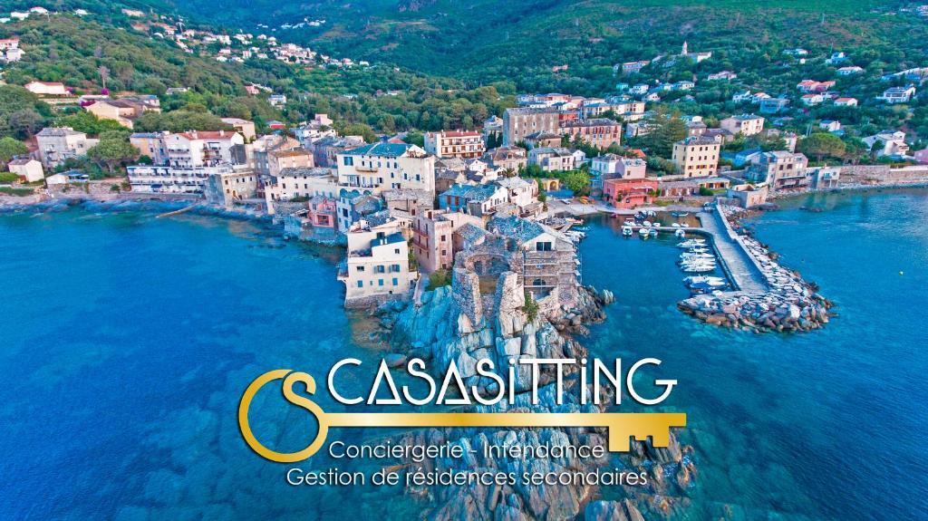 eine Luftansicht einer Stadt auf dem Wasser in der Unterkunft Cap Corse : Très bel appartement en bord de mer in Santa-Maria-di-Lota