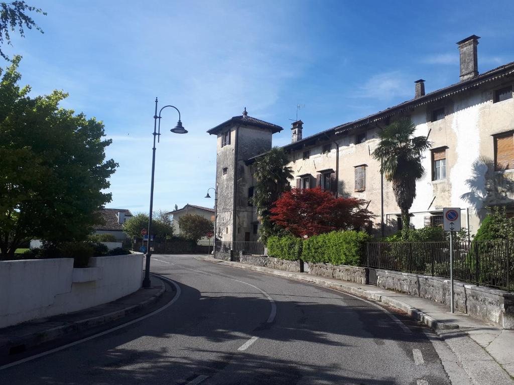 eine leere Straße vor einem Gebäude in der Unterkunft Al Castello di Aiello in Aiello del Friuli