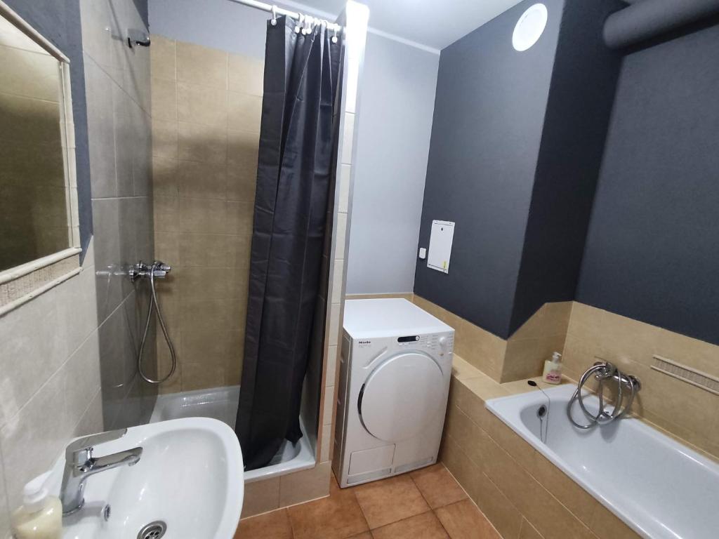 a bathroom with a toilet and a sink and a shower at 3030 Jana Spychalskiego 32 - Tanie Pokoje w Apartamencie - samodzielne zameldowanie - self check in in Poznań