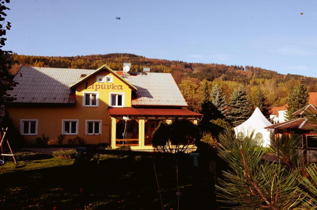 Nespecifikovaný výhled na hory nebo výhled na hory při pohledu z penzionu