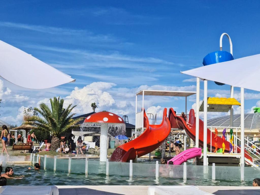 un parque acuático con tobogán y toboganes en CABAÑAS PARQUE TERMAL DOLORES en 