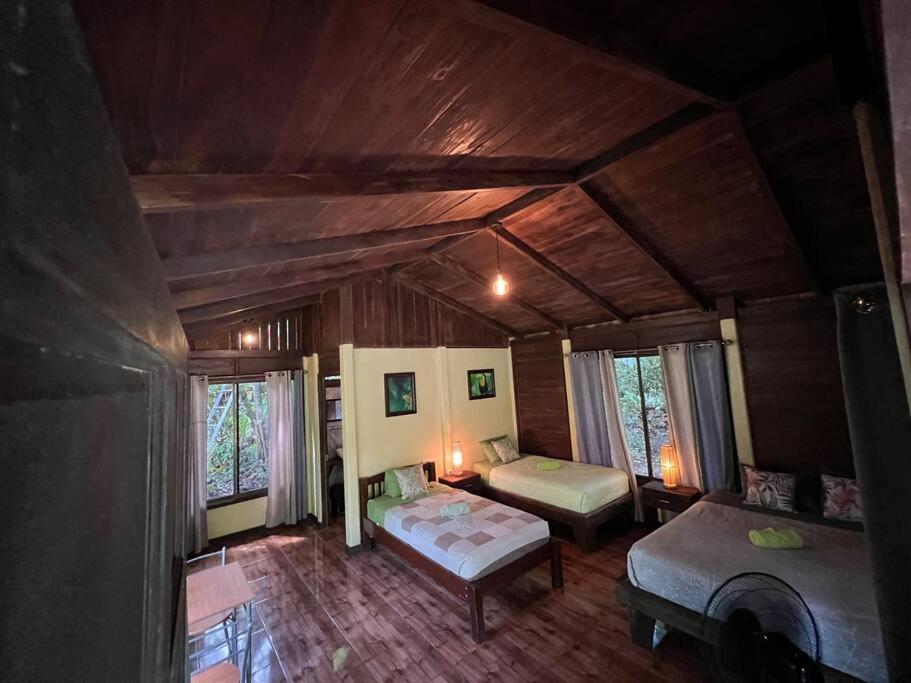 uma vista panorâmica de um quarto com 2 camas em Casita Lidia Bijagua em Bijagua