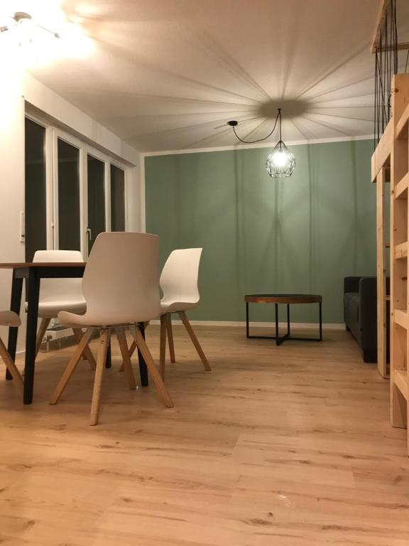 sala de estar con mesa y sillas en Vicinity KarLi, en Leipzig