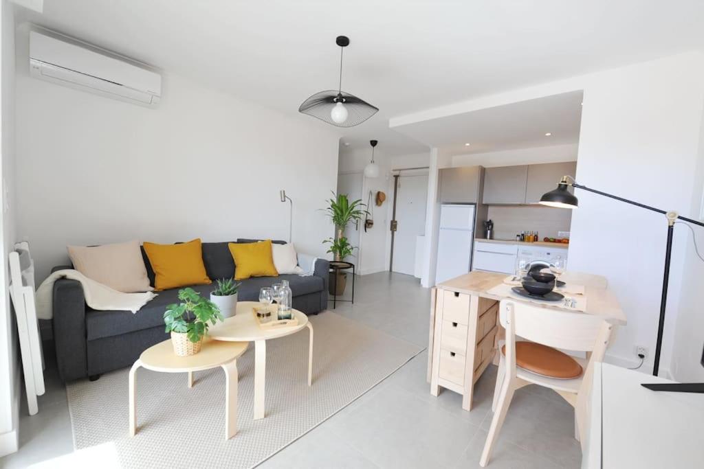 un salon avec un canapé et une table dans l'établissement Antibes centre, 2P, terrasse, garage, à Antibes
