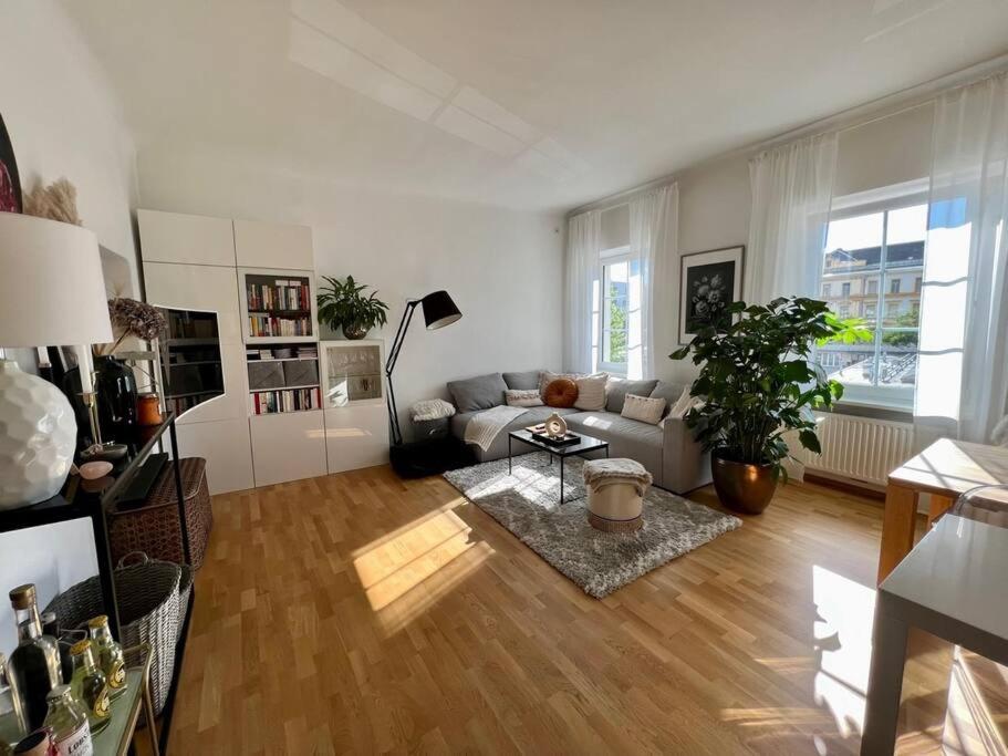 uma sala de estar com um sofá e uma mesa em TheMarketFlat- Schöne Wohnung im Stadtzentrum em Klagenfurt