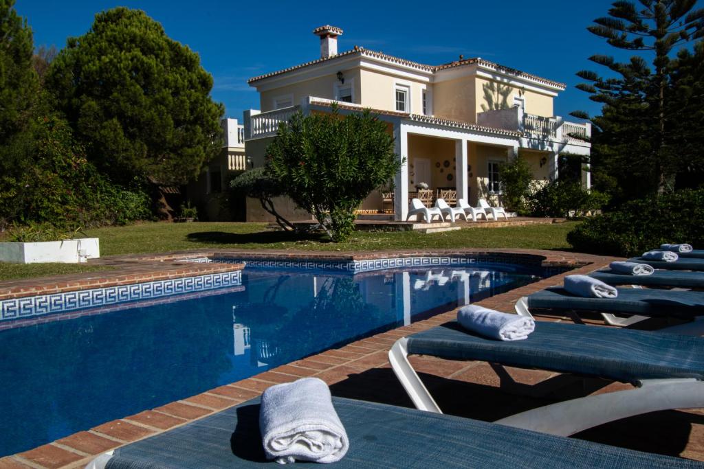 Bazén v ubytovaní Gran villa con vistas al mar y piscina privada alebo v jeho blízkosti