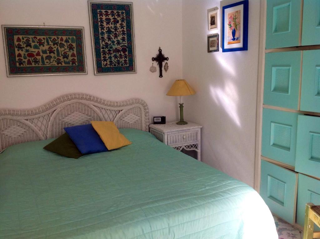 una camera con letto e tavolo con lampada di Casa Valentino a Capri