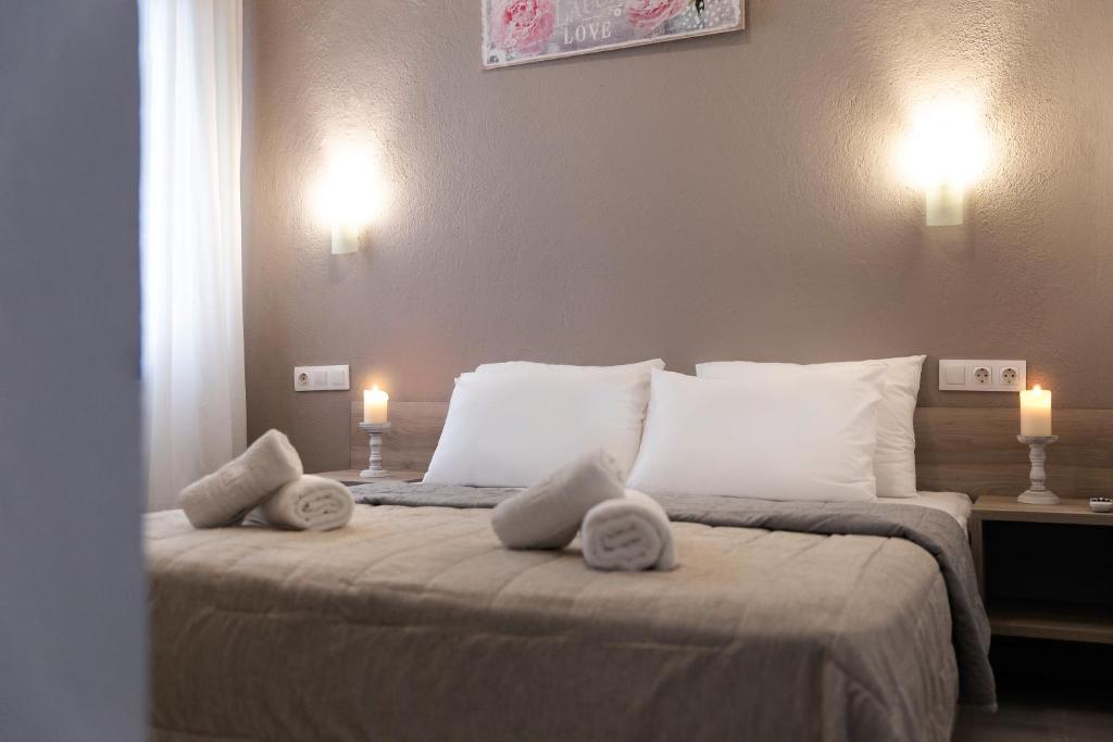 a bedroom with a bed with towels on it at Villa Pearl in Polykhrono