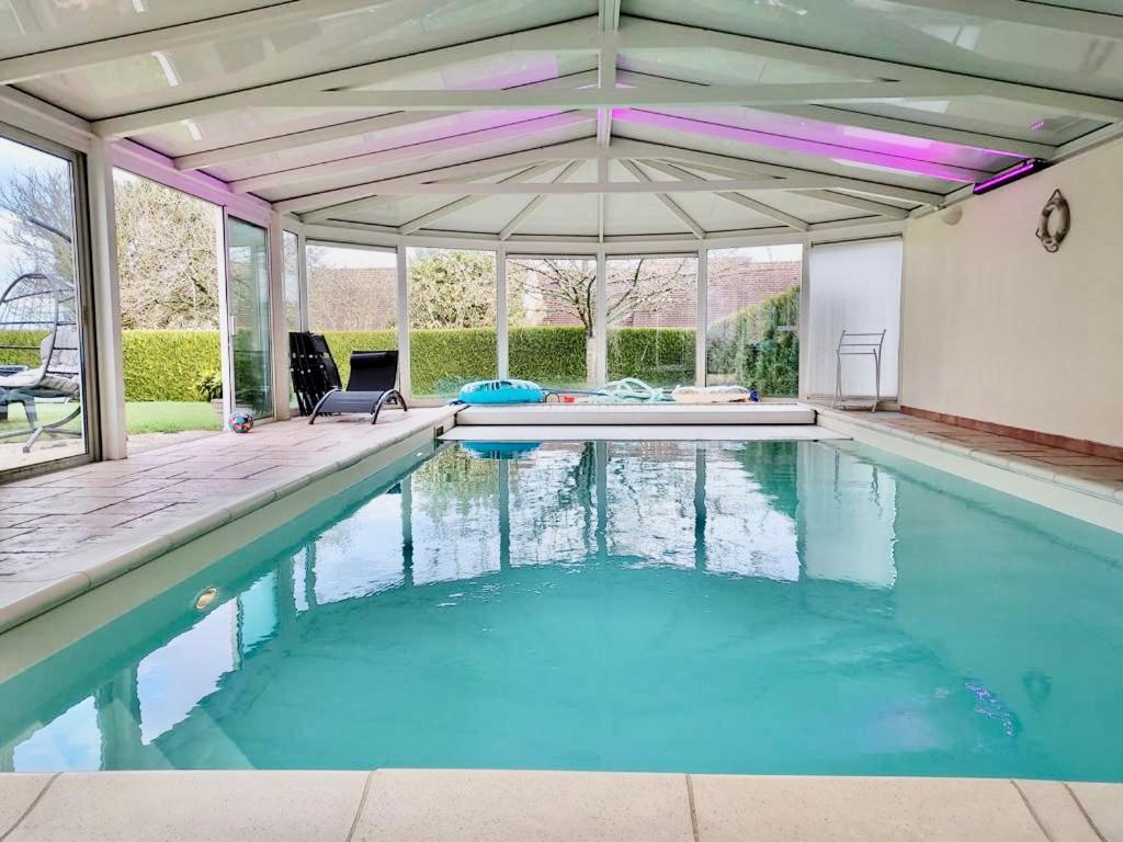 Bazén v ubytovaní Villa avec piscine chauffée à moins 1h30 de Paris alebo v jeho blízkosti
