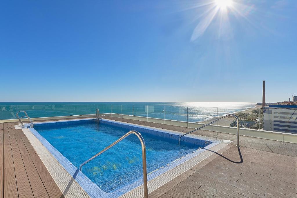 una piscina en un edificio con el océano en el fondo en Terraza al Mediterráneo, en Málaga