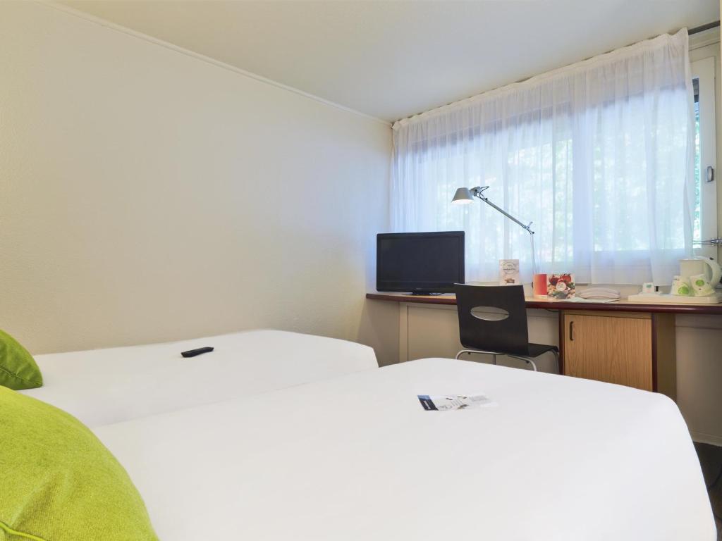 Postel nebo postele na pokoji v ubytování Campanile Lyon Nord - Ecully