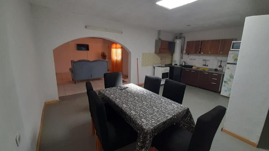 cocina con mesa y sillas en una habitación en Casa ambar malargüe en Malargüe