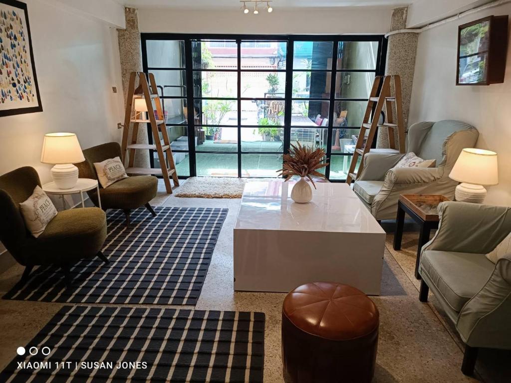 un salon avec des canapés, des chaises et une table dans l'établissement Big Groups Heaven in Central Location, à Bangkok