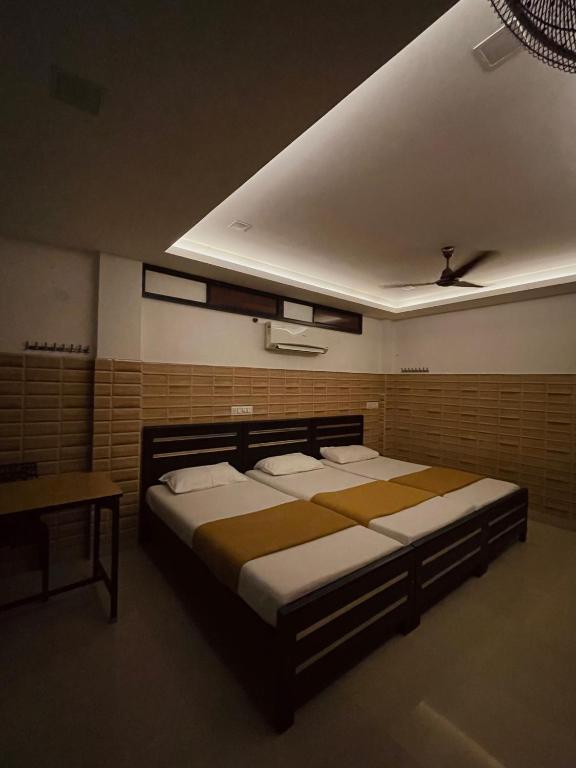 Postel nebo postele na pokoji v ubytování OMAR RESIDENCY