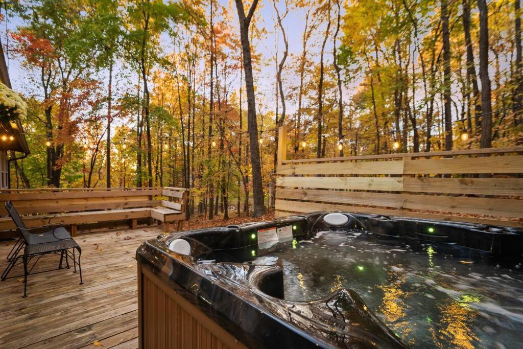 Ảnh trong thư viện ảnh của Cozy Bear-Themed Mountain Cabin, Relaxing Hot Tub ở Harpers Ferry