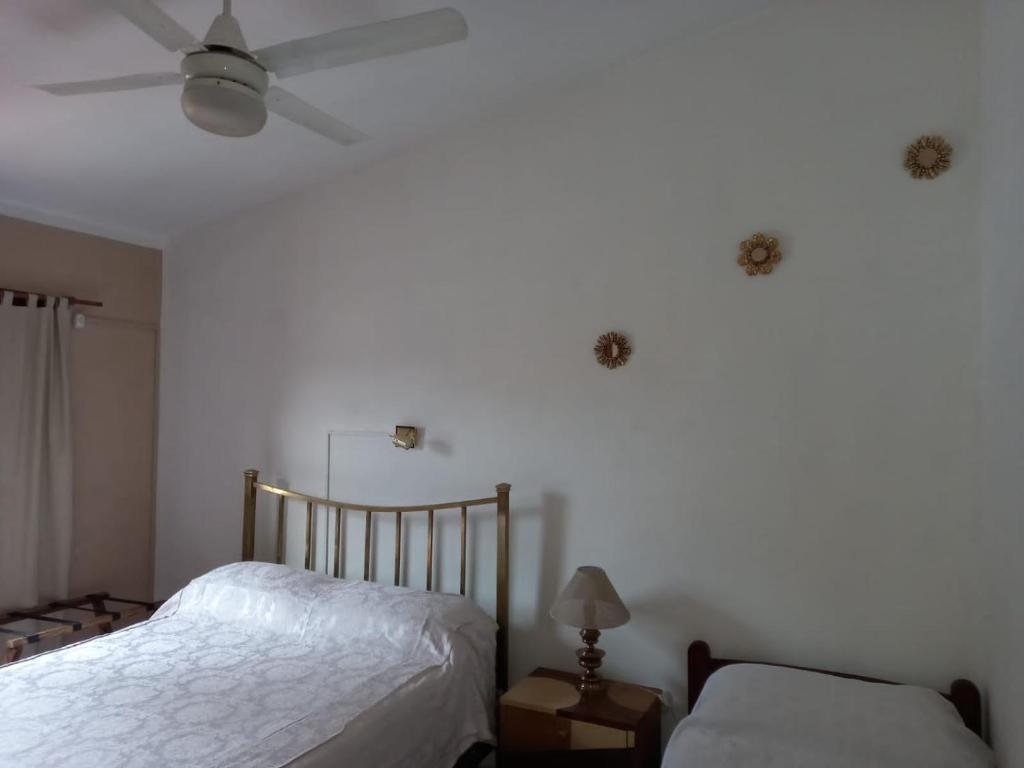 1 dormitorio con 1 cama y ventilador de techo en Piso con 3 habitaciones en Salta