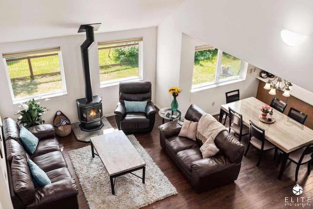 ein Wohnzimmer mit Ledermöbeln und einem Kamin in der Unterkunft Lavish 5 Star Modern Villa BEST Location in DOWNTOWN in Anchorage