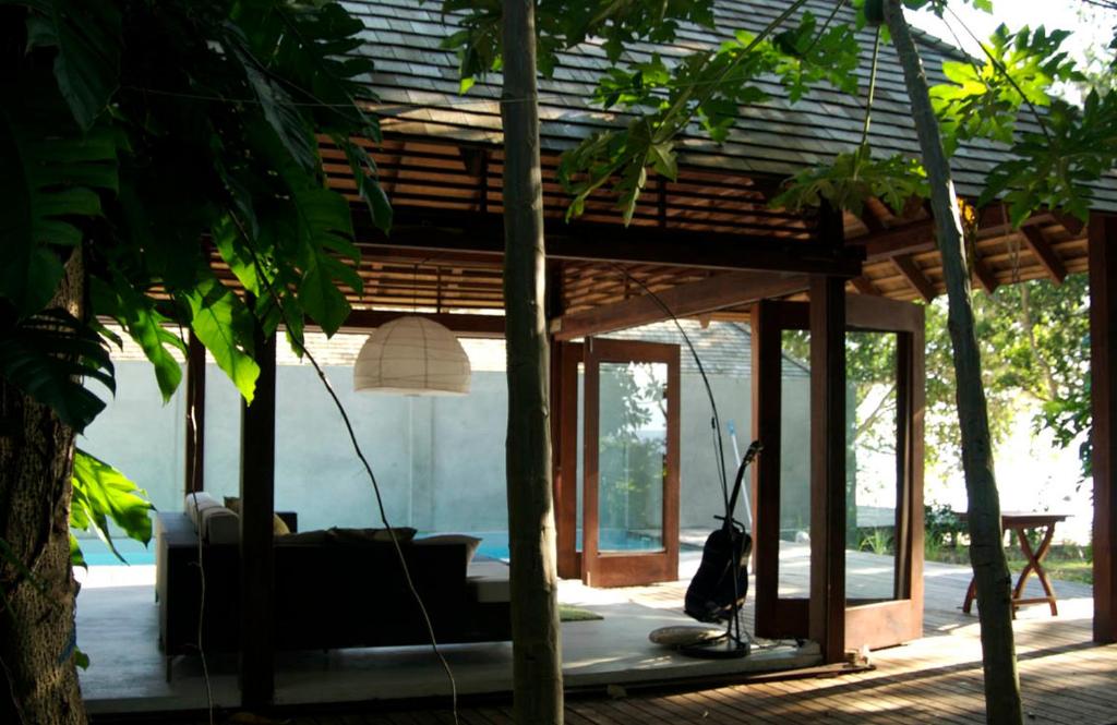 Sala de estar de una casa con sofá en Kooyu Villas, en Port Vila