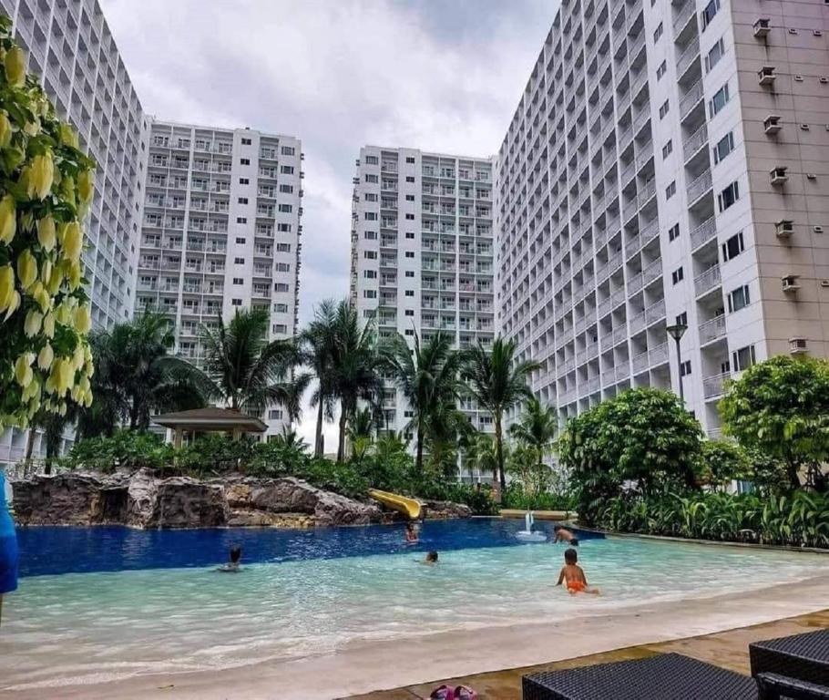 a swimming pool in the middle of two tall buildings at Shore Residences in Manila