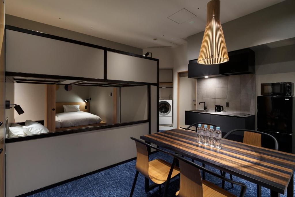 Postel nebo postele na pokoji v ubytování Hundred Stay Tokyo Shinjuku