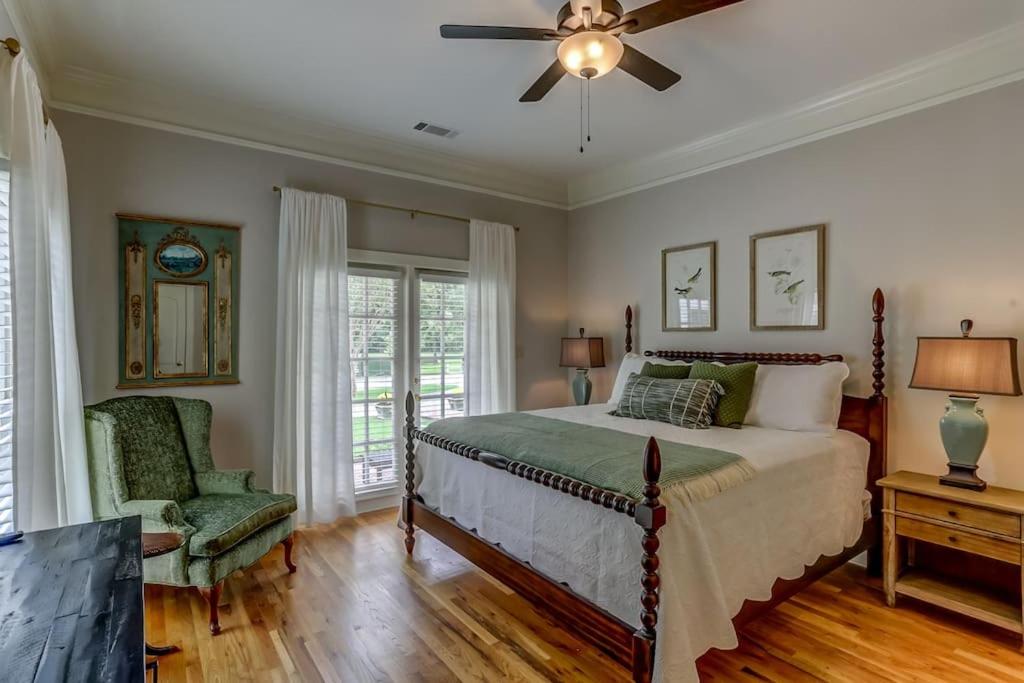 um quarto com uma cama e uma ventoinha de tecto em Bonne Terre Inn Magnolia Room 
