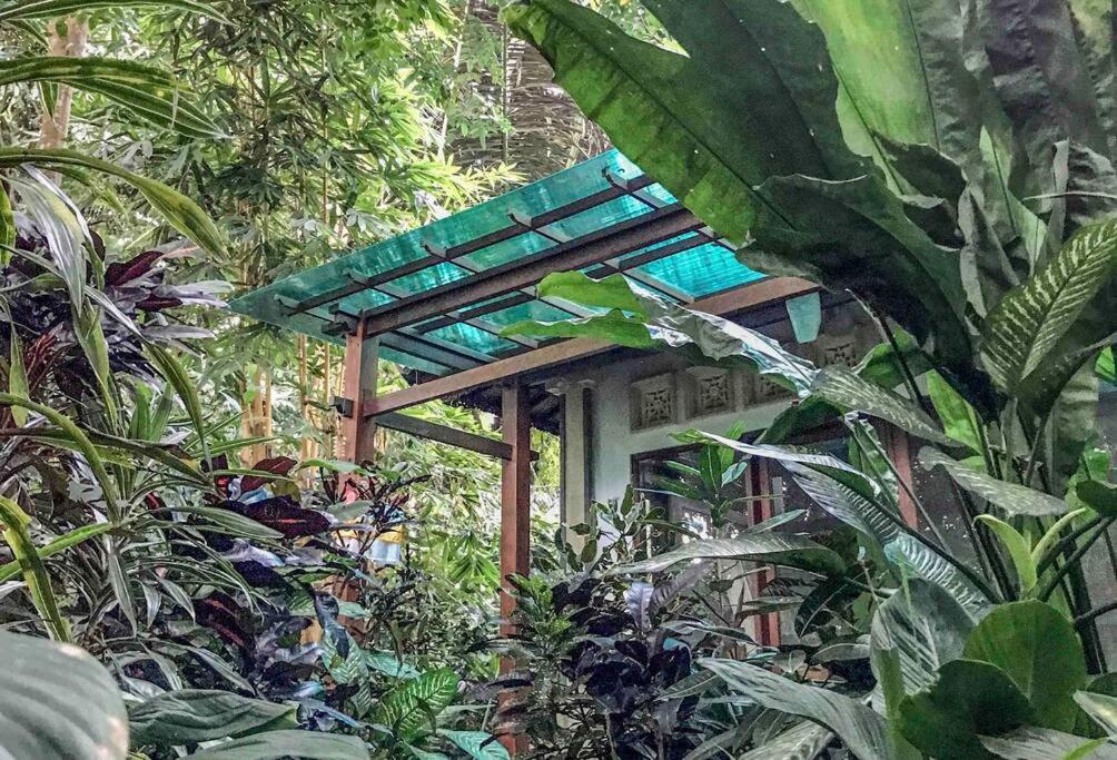 un piccolo edificio con un tetto verde in un giardino di Cozy Wayan Sueta's Garden Villa 2 ad Ubud