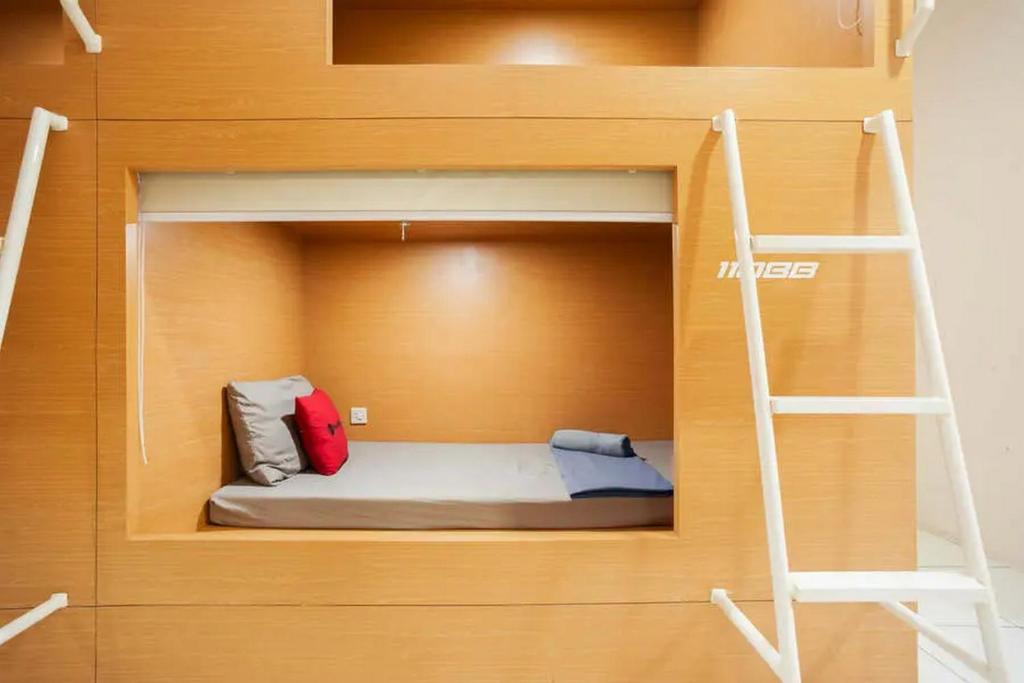 Postel nebo postele na pokoji v ubytování RedDoorz Hostel near Taman Puring