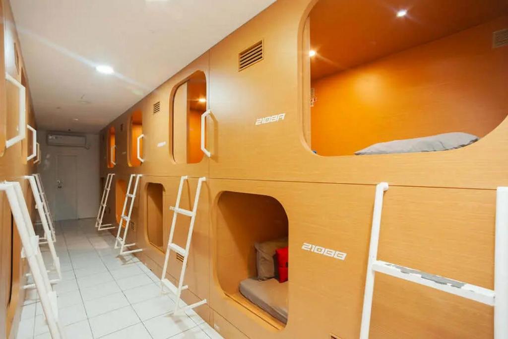 Palanda nebo palandy na pokoji v ubytování RedDoorz Hostel near Taman Puring