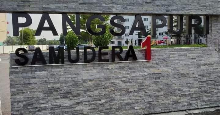 a sign on the side of a brick building at Cikgu Huda Homestay Bajet in Seri Manjung