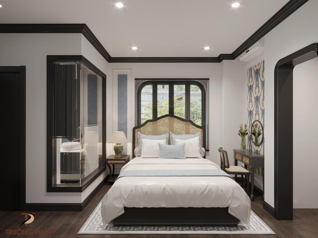 una camera con un grande letto e una scrivania di HƯỚNG DƯƠNG HOTEL THANH HOÁ a Thanh Hóa