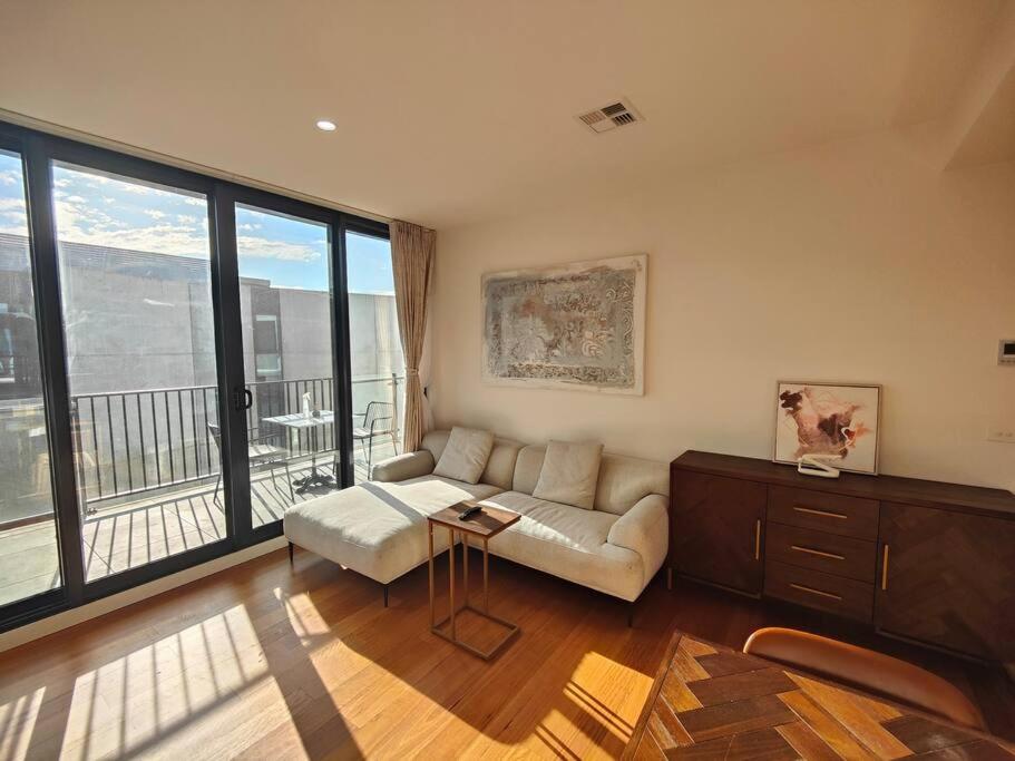 Sunny 2-Bedroom Apartment @the Heart of Canberra - Housity