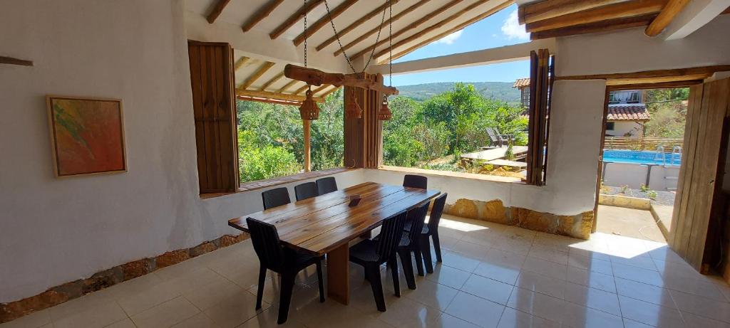 巴里查拉的住宿－Casa Primitivo，配有大窗户的客房内的一张木桌和椅子