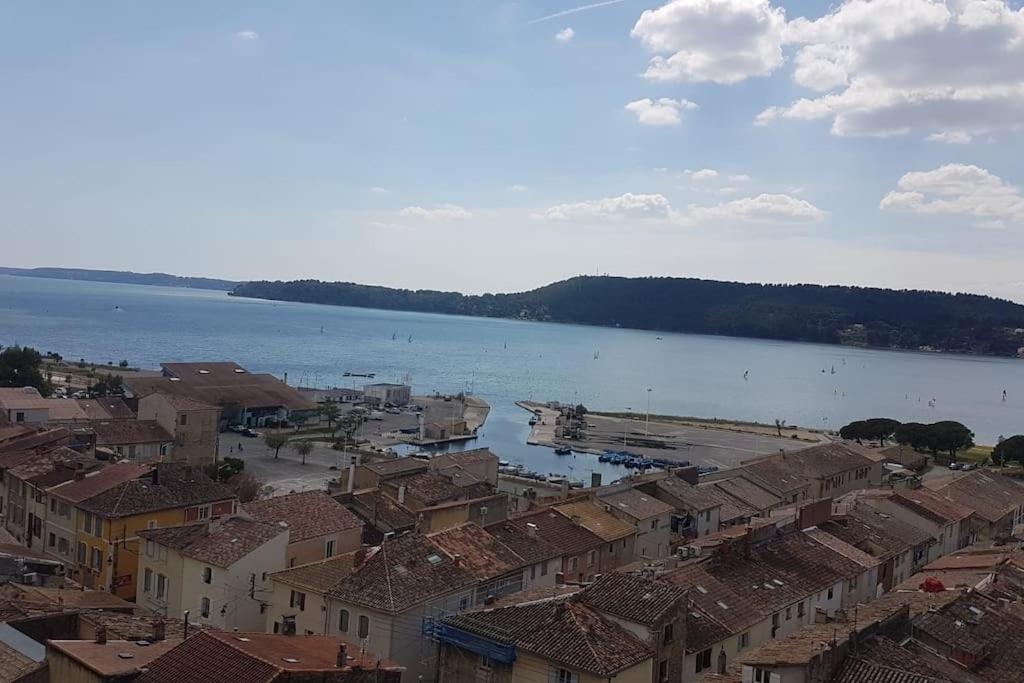 widok na miasto z domami i jeziorem w obiekcie Au cœur de Saint Chamas w mieście Saint-Chamas