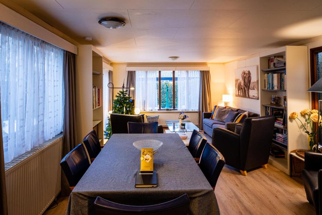 COZY & SPACIOUS PLACE ON A QUIET SPOT IN THE MIDDLE OF THE NETHERLANDS with free use of 2 women's and 2 men's bikes plus child seat - Holiday Home