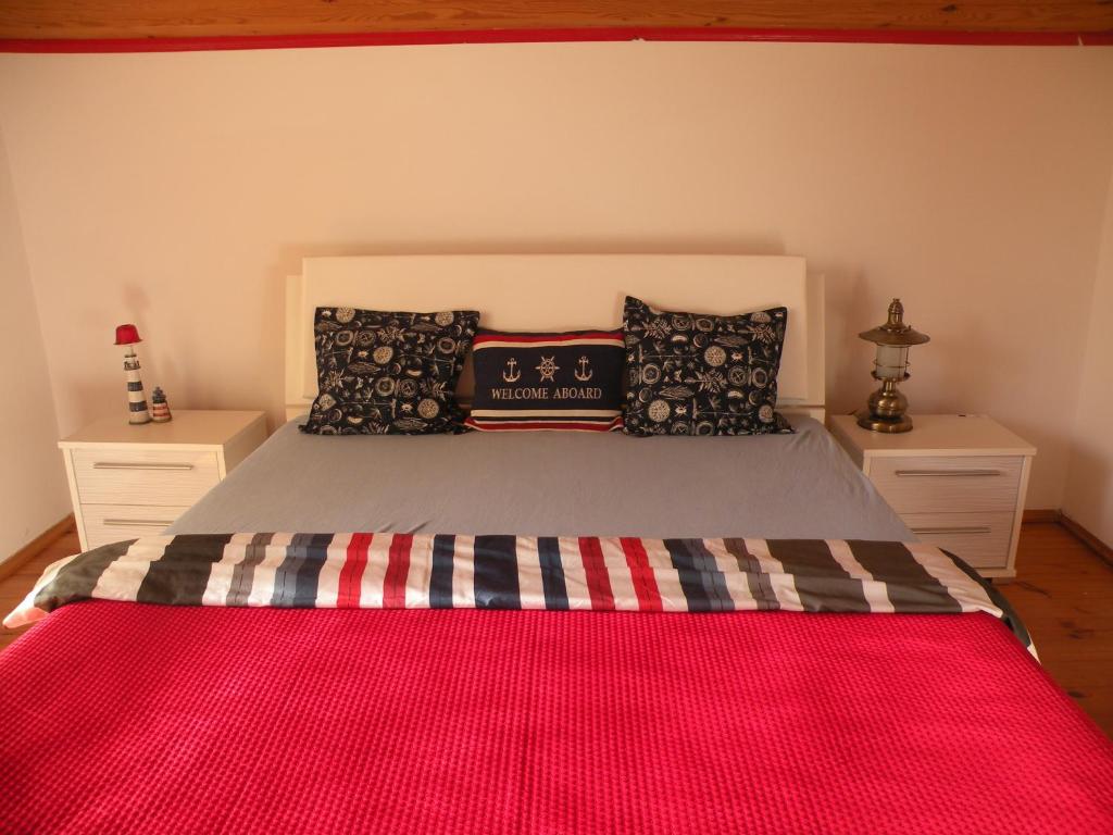 1 dormitorio con 1 cama con manta roja en Pokoje Gościnne Liv Marina, en Ustka