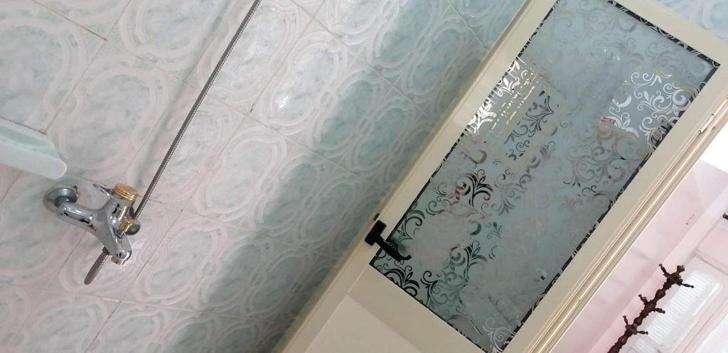 Puerta de baño con espejo en el baño en شقة الولاء Loyalty apartment, en Dumyāţ al Jadīdah