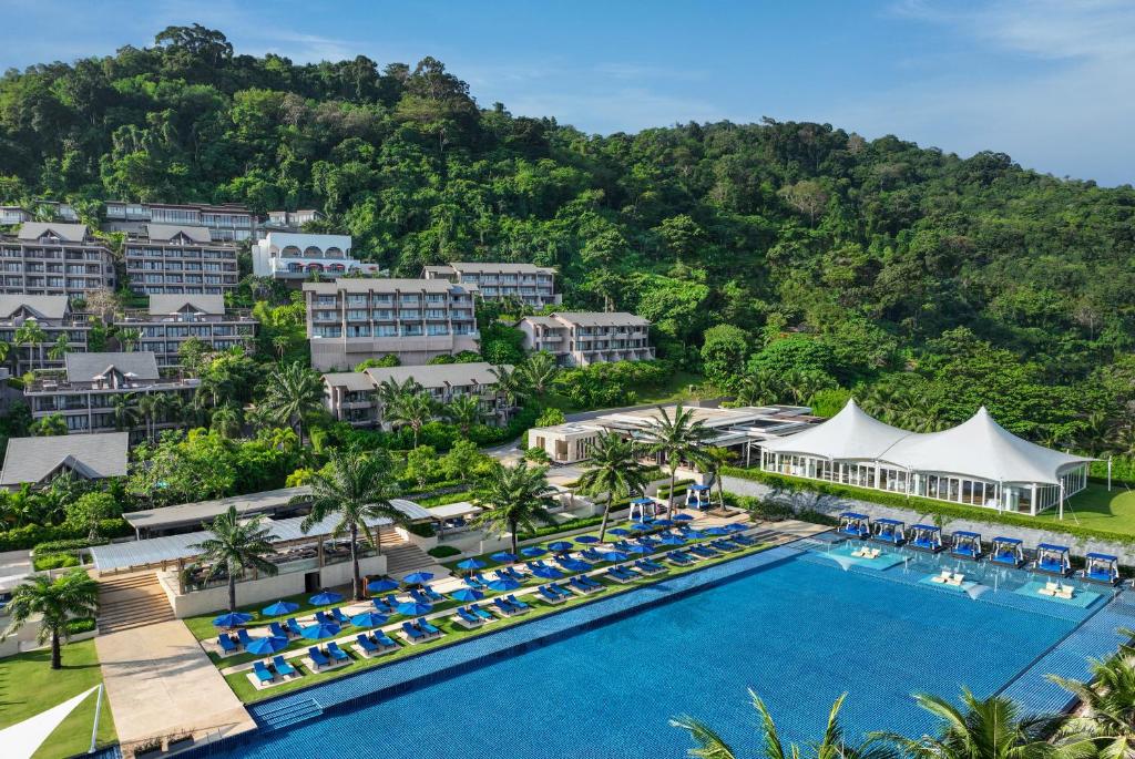 una vista aérea del complejo con piscina en Hyatt Regency Phuket Resort - SHA Extra Plus, en Kamala Beach